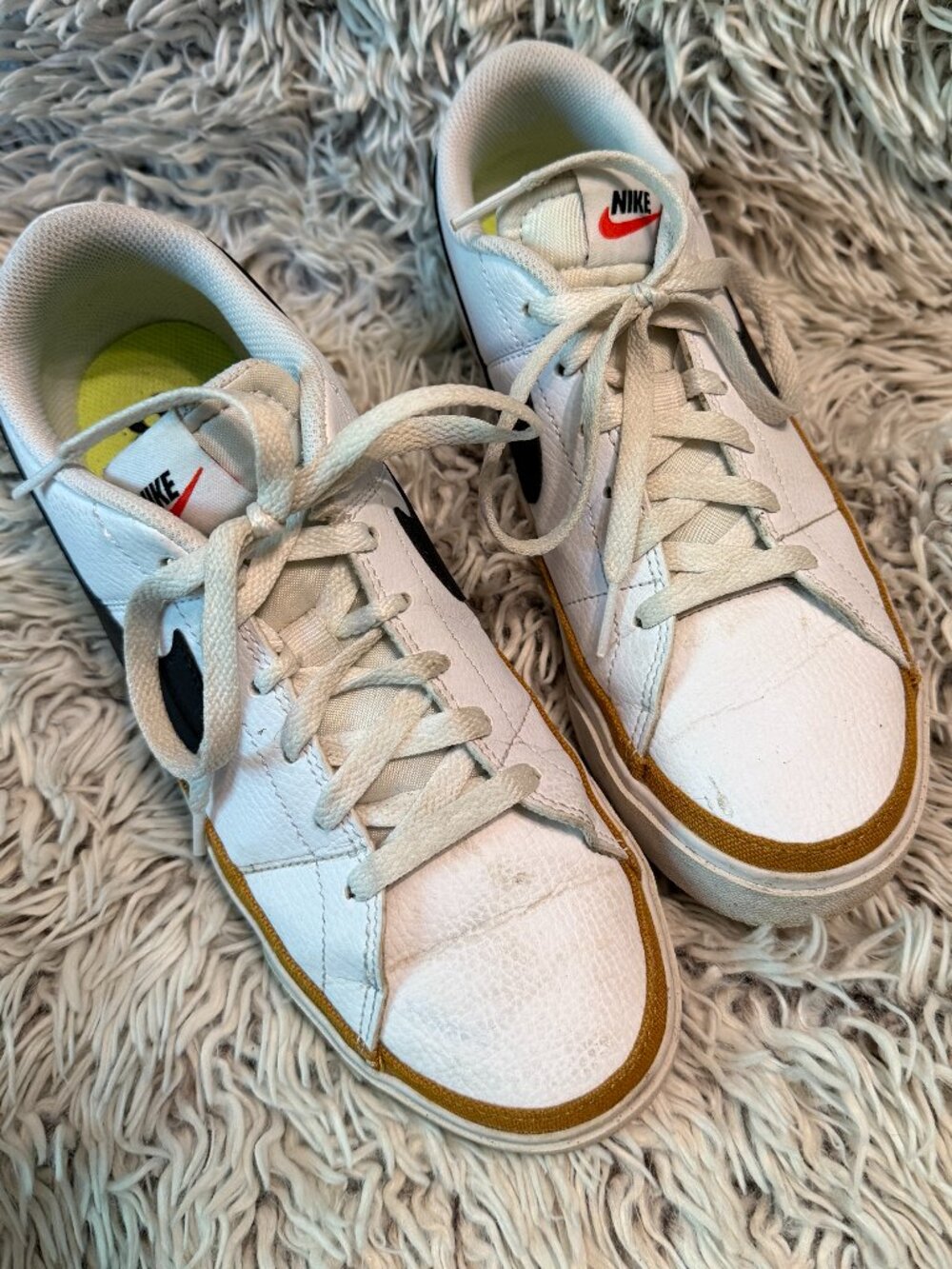 Womens Nike Low Sneaker White Yellow Black Size 9